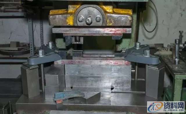 冲压模具设计影响量产结构问题:断螺丝、拉伸破裂、不脱料的解决方案 ...,拉伸,模具设计,冲压,螺丝,第1张 冲压模具设计影响量产结构问题:断螺丝、拉伸破裂、不脱料的解决方案 ...,汽车冲压模具设计团队,拉伸,模具设计,冲压,螺丝,第1张